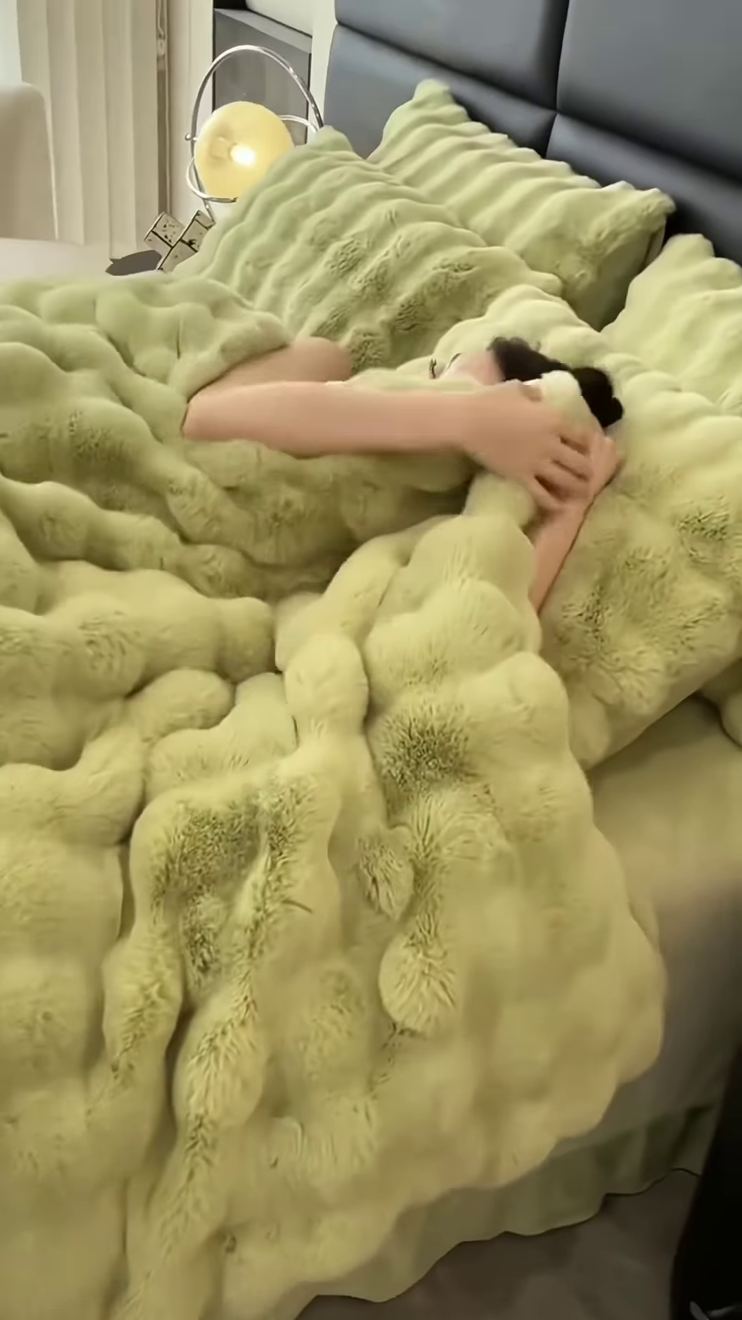 Fluffy Orange Blanket 🧡 Ultra-Soft Winter Comfort – Ideal for Lounging & Layering - Image 3