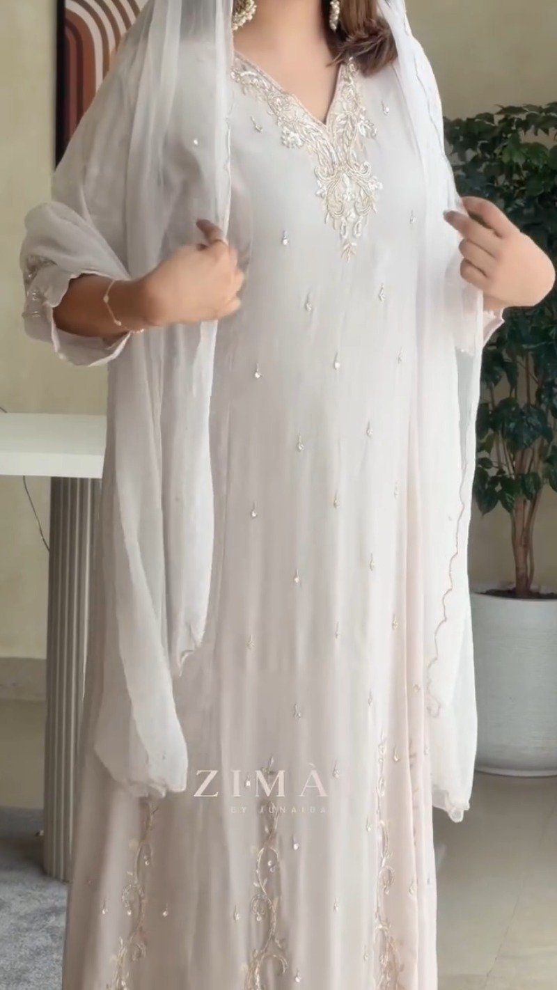 Ethereal Ivory Embroidered Chiffon Kurta Set with Scalloped Dupatta - Image 4