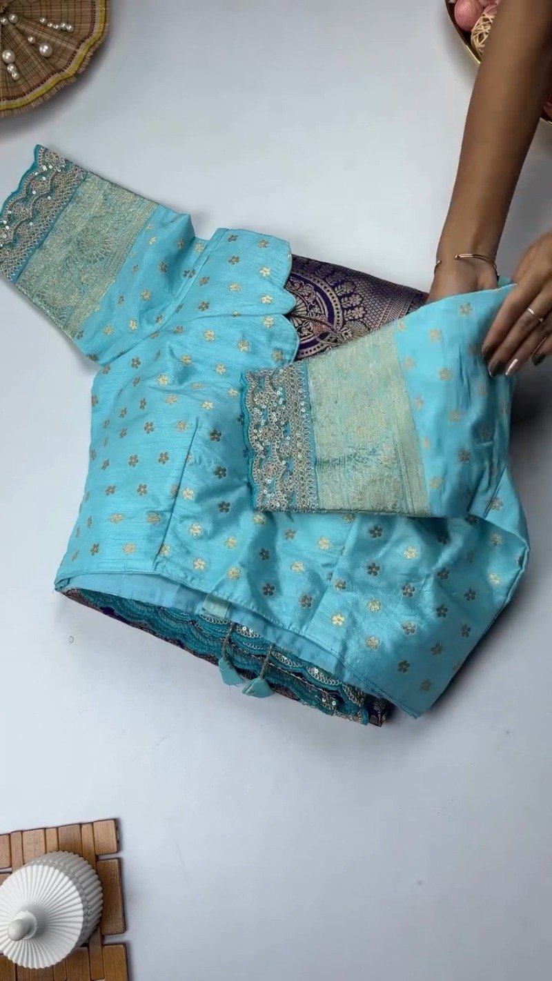 Exquisite Banarasi Scalloped Edge Saree & Blouse Set β Available in Cream, Black, Blue & Red - Image 3