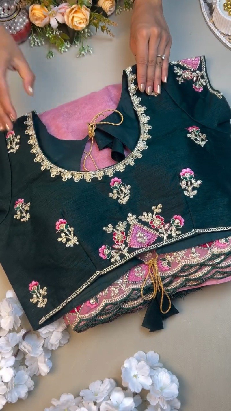 Enchanting Mauve Rose Embroidered Saree Set with Contrast Deep Emerald Blouse - Image 2